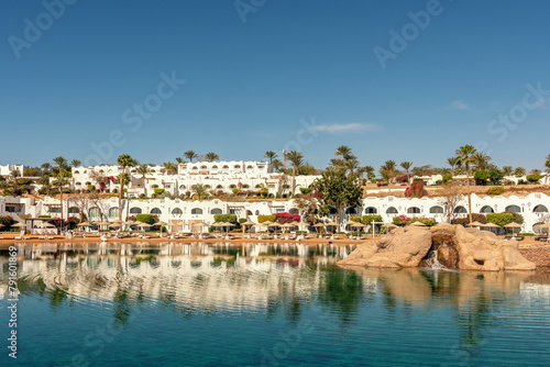 White buildings and a recreation area by the red sea. © Paopano