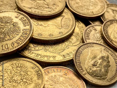Zbliżenie, detal prawdziwych złotych monet, amerykańskie 20 dolarów, 10 dolarów, suweren brytyjski, 10 rubli Mikołaj II Romanow. Złote monety 1897-1911.