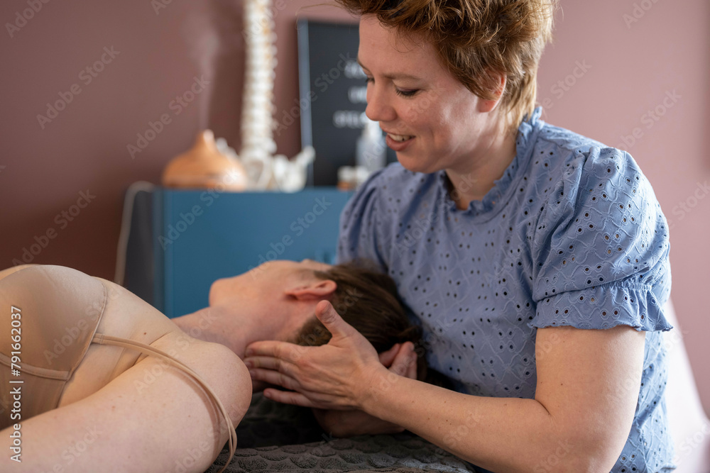 © Connect Images - Therapist performing head massage on client © Connect Images - Therapist performing head massage on client