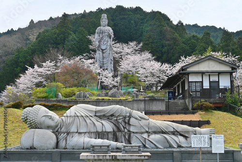 奈良壺阪寺の天竺渡来涅槃石像と大観音石像