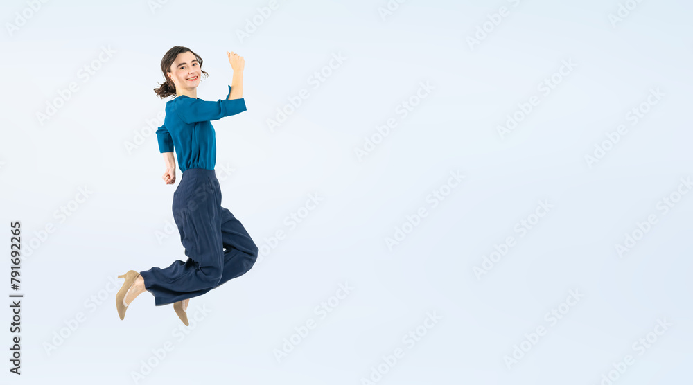ジャンプする白人女性の全身写真（切り抜き背景透過PNGも販売しております。作成者リンクから「PNG」で検索してください）