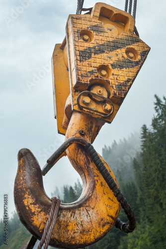 Foto Metal hook of the industrial crane.