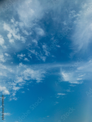 Cielo nuvoloso, luce naturale estiva.. Nuvole bianche sparse dal vento.