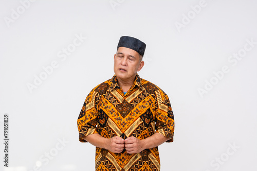 Quadro su tela An Indonesian man in batik shirt longing for better times