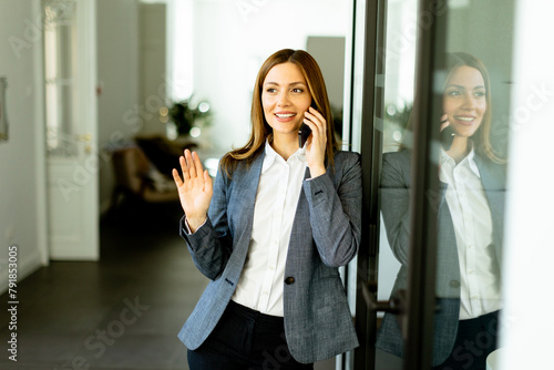 Confident businesswoman eng...