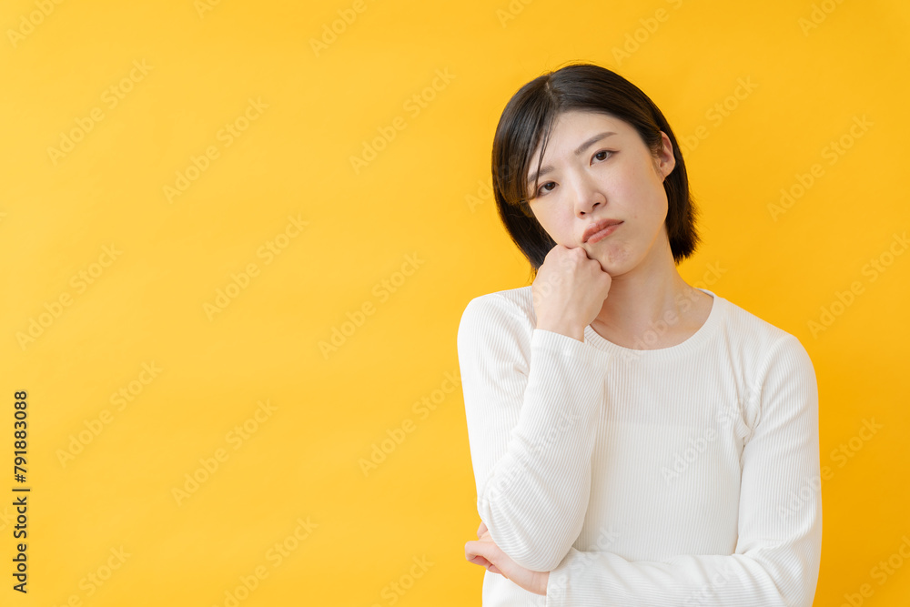 悩む女性 悩む女性