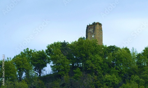 Una torre medievale distrutta dal tempo, Lucca, Toscana, Italia photo