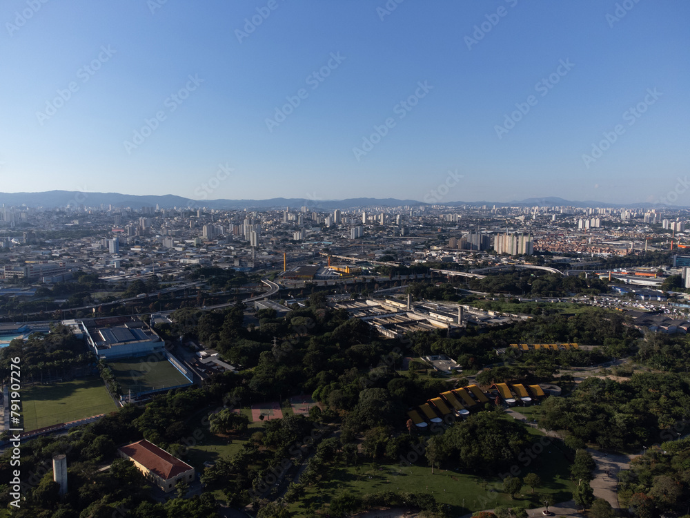 Obraz premium Incredible sunset in the city of São Paulo, a megalopolis with an aerial image above the Tietê River.