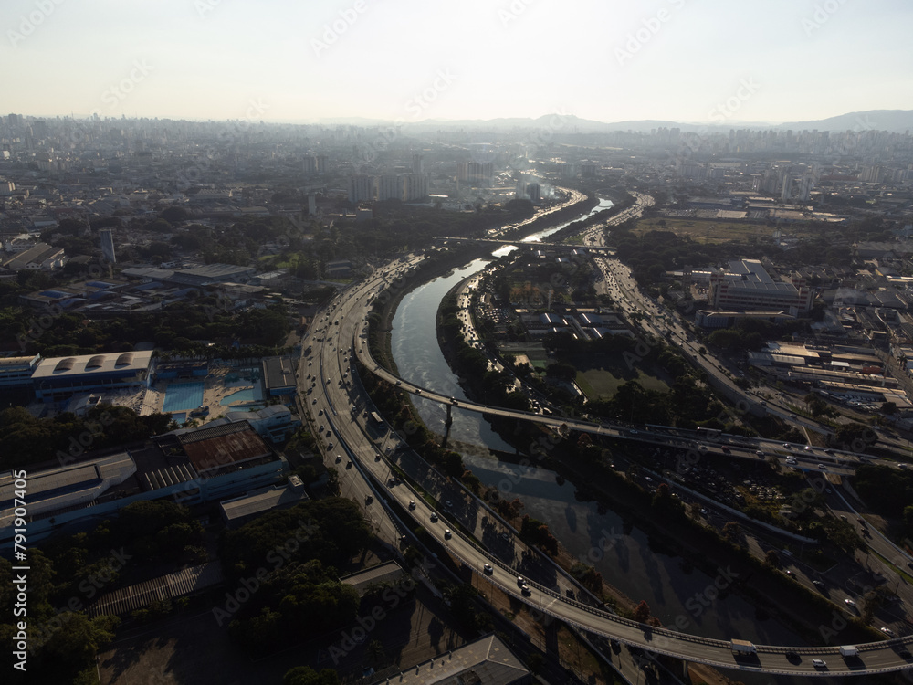 Obraz premium Incredible sunset in the city of São Paulo, a megalopolis with an aerial image above the Tietê River.