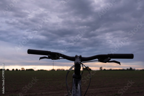 Bicicleta en hermoso paisaje durante el atardecer, concepto de deporte ciclismo