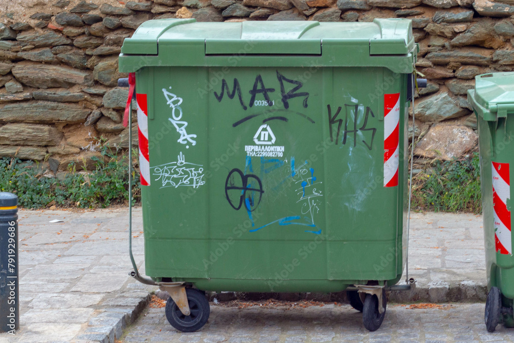 Green Trash Bin: Sustainable Urban Waste Disposal Green Trash Bin: Sustainable Urban Waste Disposal