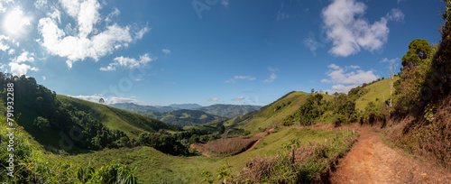 Panoramica de estrada de terra no alto da montanha da Mantiqueira photo