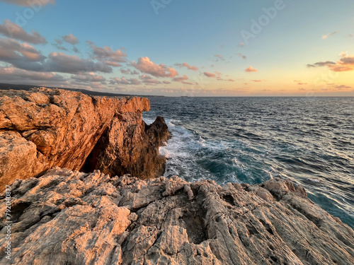 Cypr, skaliste wybrzeże i morze śródziemne © Krystian