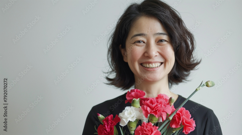カーネションの花束を持つ女性　母の日