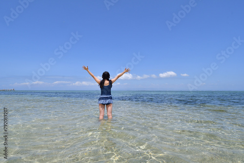 ビーチで遊ぶ女の子（フィリピン、パンダノン島、後姿）