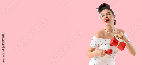 Young pin-up woman with gey...