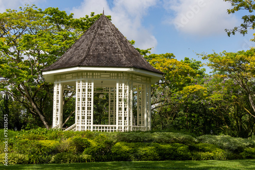 Obraz na plátně Gazebo or white bandstand at Singapore Botanic Gardens