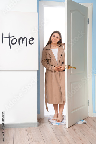 Young woman in trenchcoat w...