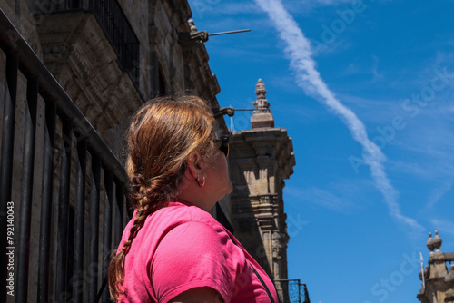 Señora volteando a ver al cielo en el centro de la Ciudad de Guadalajara.