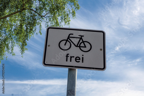 Verkehrsschild Fahrrad frei mit blauen Himmel 2