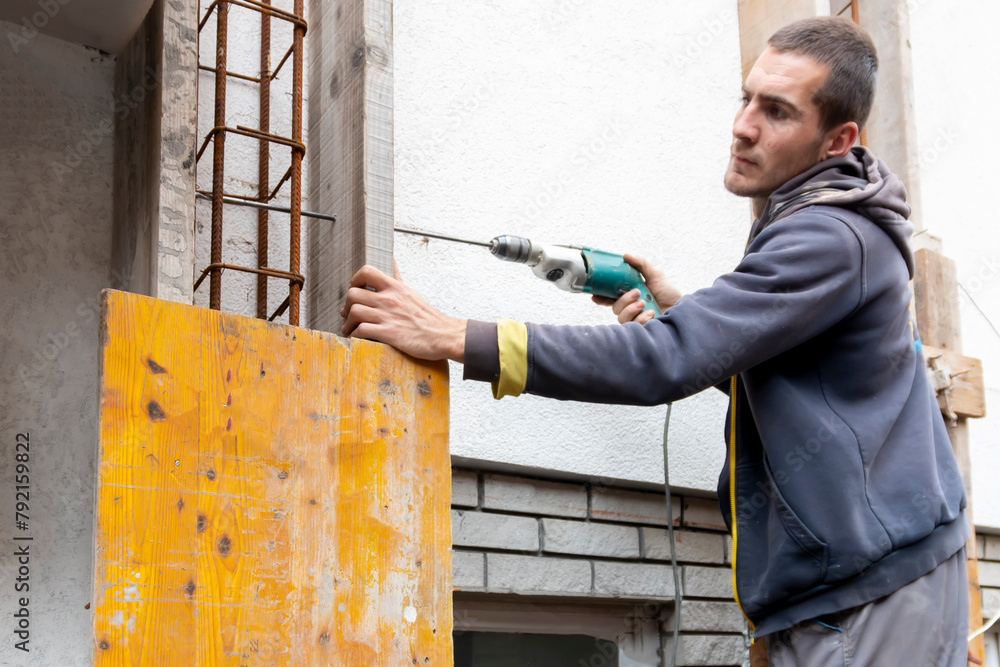 Foto de Worker is installing and assembling column formworks for ...