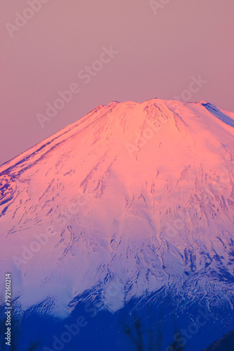 初日の出の朝焼けに赤く染まる美しい富士山（赤富士）。

日本国神奈川県中郡二宮町、吾妻山公園にて。
2022年1月1日撮影。

Beautiful Mt. Fuji that turns red in the morning glow of the new year's first sunrise (Akafuji).

At Azumayama Park, Ninomiya-cho, Naka- photo