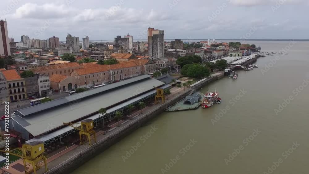 Sobrevôo no Ver-o-peso e Estação das Docas em Belém do Pará no ano de 2016. Orla e margem antiga da cidade do ponto de vista de um drone fazendo um vôo panorâmico. Sobrevôo no Ver-o-peso e Estação das Docas em Belém do Pará no ano de 2016. Orla e margem antiga da cidade do ponto de vista de um drone fazendo um vôo panorâmico.
