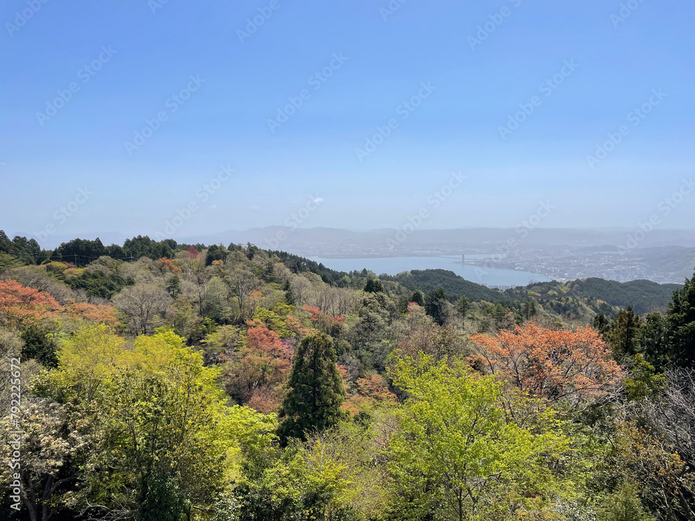 春の山から見下ろす琵琶湖
