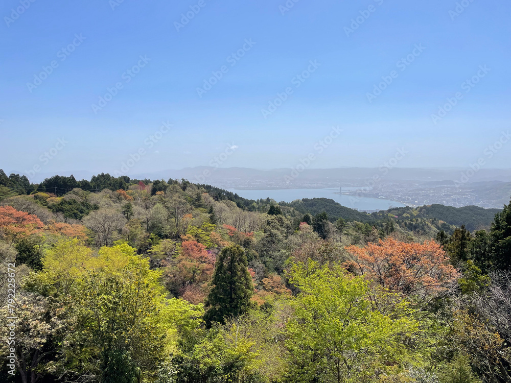 春の山から見下ろす琵琶湖 春の山から見下ろす琵琶湖