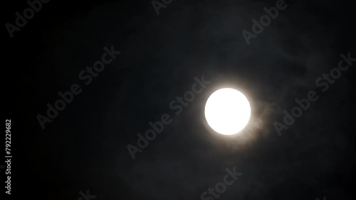 超望遠とスローシャッターで撮影した満月と、明るい月の周りの雲の流れ photo