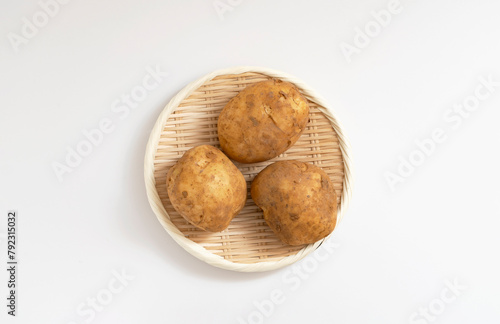 potatoes on white background.  白背景上のジャガイモ