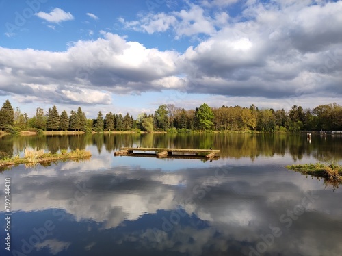 Wolken spiegeln sich im Wasser - Seenlandschaft im Frühling
