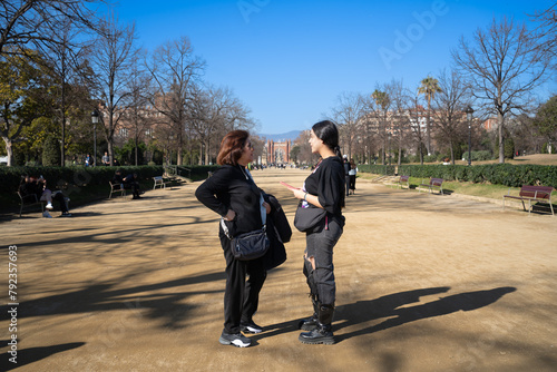 Madre e hija conversando en el Paseo luis companys de Barcelona España.