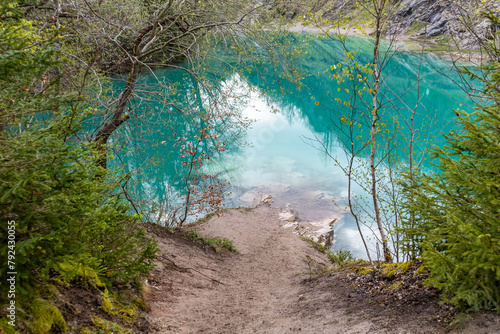 blauer See im Harz bei Rübeland mit türkisfarbenen Wasser