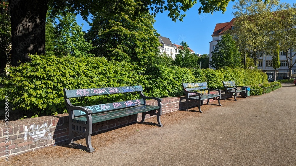 Gartenbänke im Park