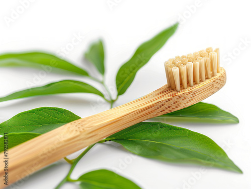 spazzolino da denti ecologico e di legno isolato su sfondo neutro tra foglie di menta