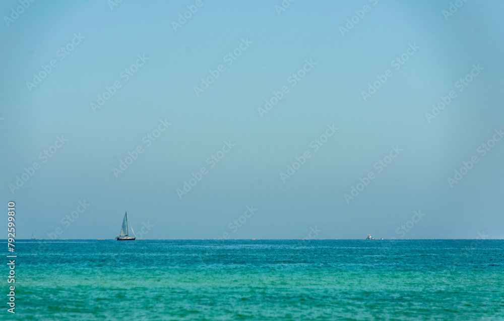 Obraz premium Bateau à voile au large de la côte d'Algarve à Fuseta, Portugal