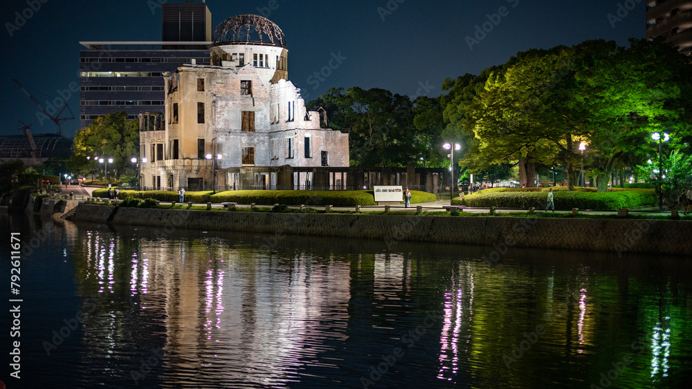 Obraz premium 水面に映る原爆ドーム
