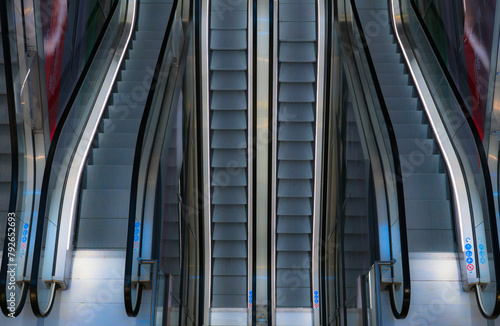 Blick von oben auf eine leere Rolltreppe in einem Einkaufszentrum in Rotterdam
