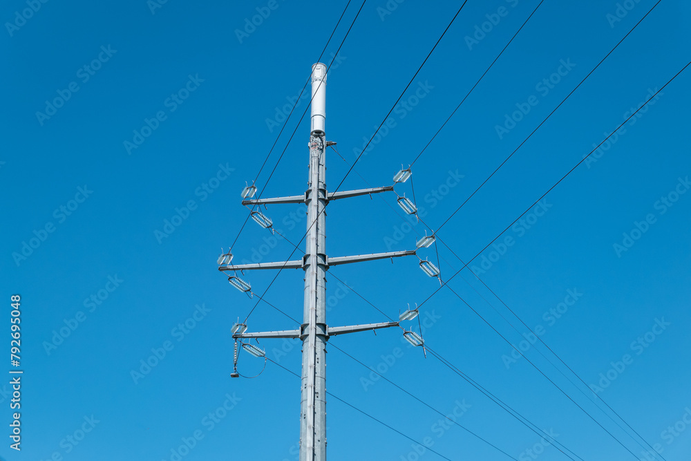 Poste elétrico de alta tensão com uma antena no topo para telecomunicações sem fios para dispositivos fixos e móveis Poste elétrico de alta tensão com uma antena no topo para telecomunicações sem fios para dispositivos fixos e móveis