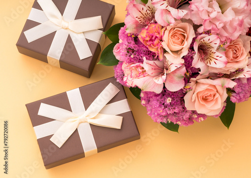 プレゼント、花、カーネーション、母の日。
