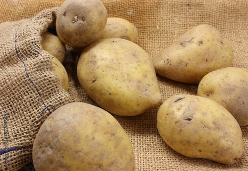 Nahaufnahme von frischen Kartoffeln auf einem Jutesack