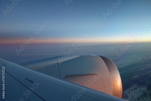国際線の航空機の窓から見た空