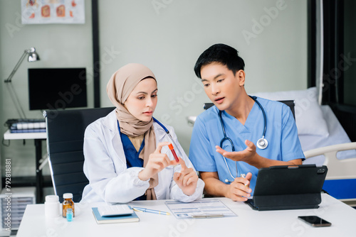 Canvas Print Medical, meeting and laptop for team in discussion, brainstorming and planning