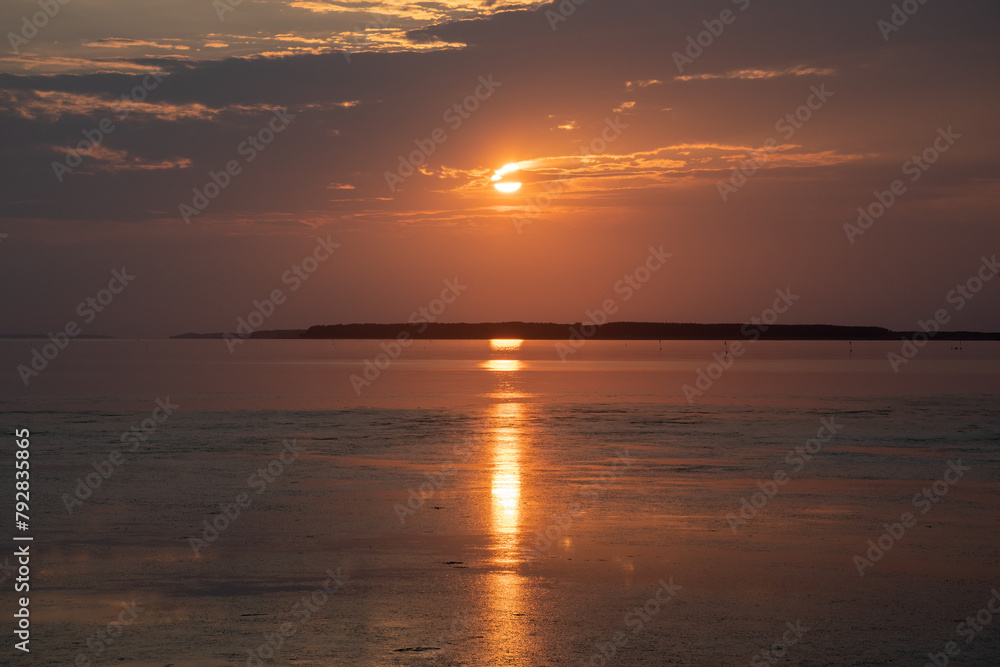 静かな湖の夕暮れと夕焼け雲
