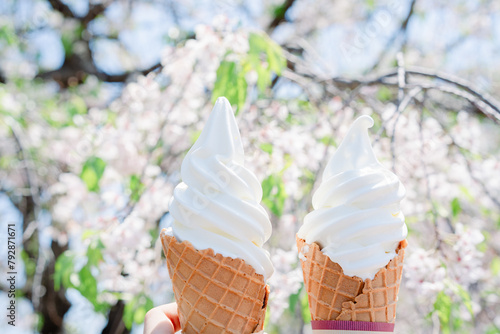 桜の前で食べるソフトクリーム