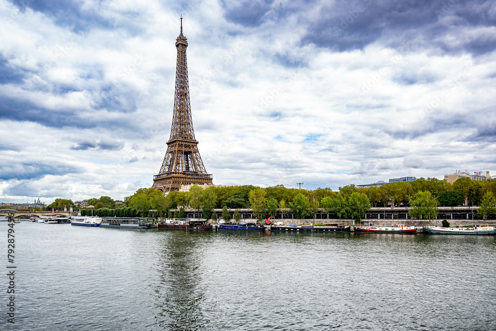 Fototapeta premium Sunrise view of the Eiffel Tower in Paris