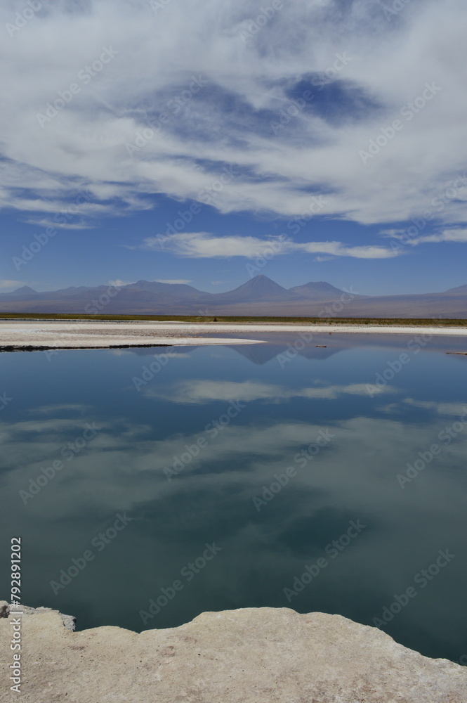 Lagoa com as cordilheiras ao fundo no Deserto do Atacama no Chile