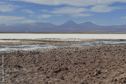 Cores do deserto com cordilheira ao fundo photo