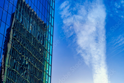 ビル壁に映るビルと青空と白い雲20240330 photo